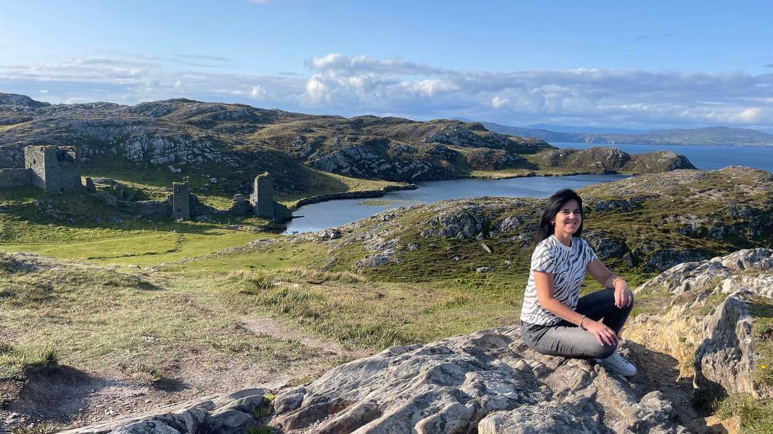 Agnes, 51 år, 172 cm. Bruna ögon, brunt hår. Agnes är en kvinna med glimten i ögat och fötterna på jorden, open-minded men inte risktagande.